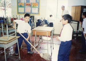 七十至八十年代志蓮小學學生參予課室的清潔活動