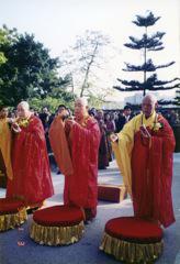 志蓮佛寺重建奠基灑淨儀式 ,由覺光大和尚(中)、明暘大和尚(左)、及聖一大和尚(右)主持(1994年1月3日)