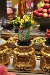 供壇上的瓷雕花瓶